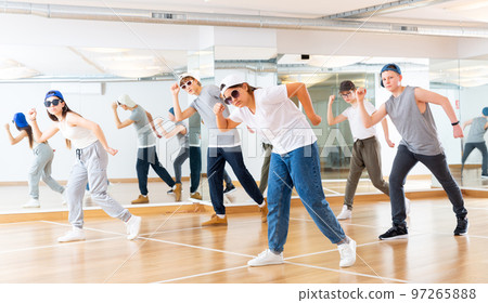 Teenagers training hip hop in dance studio 97265888
