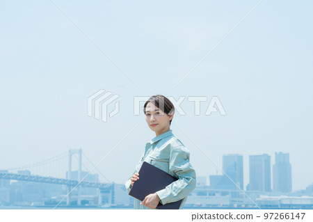 在城市工作的工人(工作服,工作服,工作人員,建築,建築,工作) 在城市工作的工人(工作服,工作服,工作人員,建築,建築,工作) 97266147