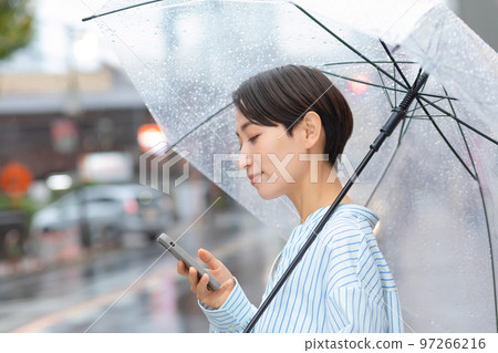 女人雨傘智能手機 97266216