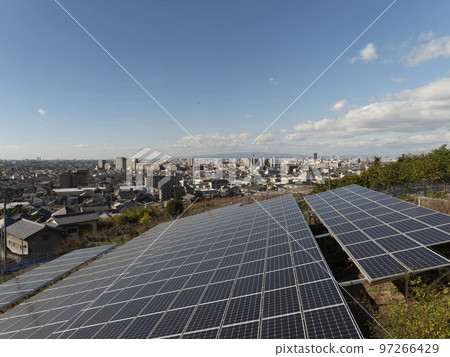 建在山坡和城市景觀上的光伏發電設施 97266429