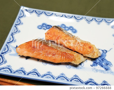 鹽漬銀鮭魚 美味的烤裙子牛排 97266888
