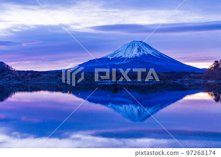 (Yamanashi Prefecture) Beautiful sunrise, Mt. Fuji seen from Lake Shoji 97268174