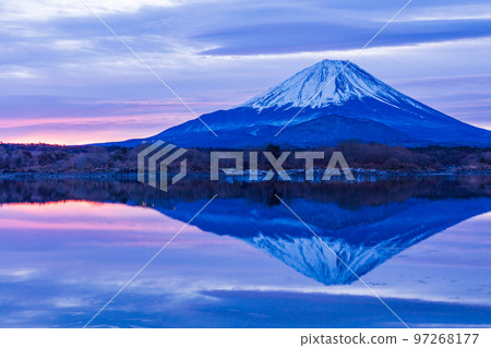(山梨縣)美麗的日出,從精進湖看到的富士山 (山梨縣)美麗的日出,從精進湖看到的富士山 97268177