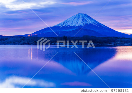 (Yamanashi Prefecture) Beautiful sunrise, Mt. Fuji seen from Lake Shoji (Yamanashi Prefecture) Beautiful sunrise, Mt. Fuji seen from Lake Shoji 97268181