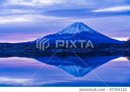 (Yamanashi Prefecture) Beautiful sunrise, Mt. Fuji seen from Lake Shoji 97268182
