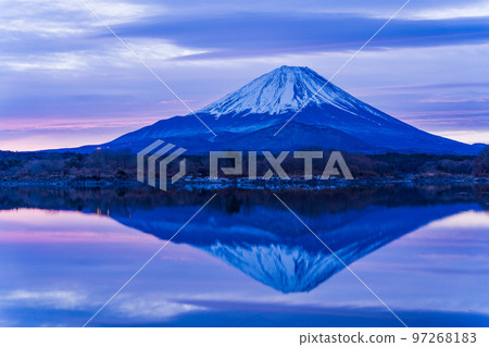 (Yamanashi Prefecture) Beautiful sunrise, Mt. Fuji seen from Lake Shoji (Yamanashi Prefecture) Beautiful sunrise, Mt. Fuji seen from Lake Shoji 97268183