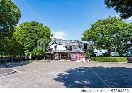 以美麗的新綠和光線為背景的武藏烏冬麵店： 旅遊景點：武藏塚公園（宮本武藏）公園風景 97268229