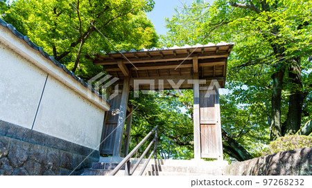 旅遊景點:武藏塚公園(宮本武藏) 以美麗的新綠和光線為背景的公園景色 旅遊景點:武藏塚公園(宮本武藏) 以美麗的新綠和光線為背景的公園景色 97268232