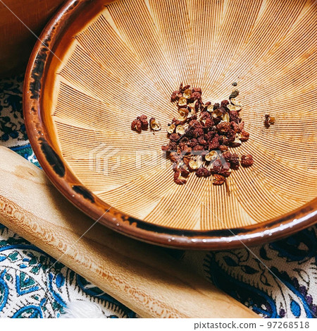 花椒在研缽裡的照片 97268518