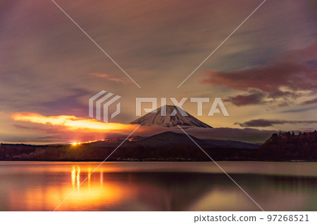 (Yamanashi Prefecture) Lights at a ski resort reminiscent of a lava flow and Mt. Fuji 97268521