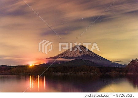 (Yamanashi Prefecture) Lights at a ski resort reminiscent of a lava flow and Mt. Fuji 97268523
