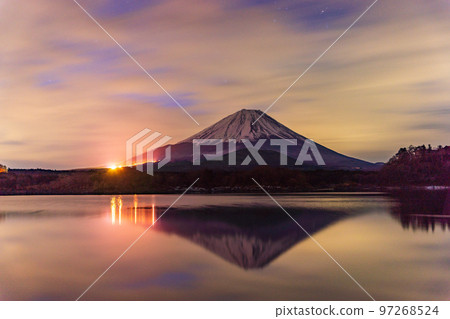 (Yamanashi Prefecture) Lights at a ski resort reminiscent of a lava flow and Mt. Fuji 97268524