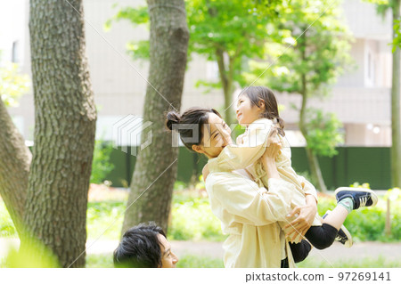 在公園裡玩的家庭 97269141