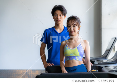 在健身房訓練的年輕男女 97269495