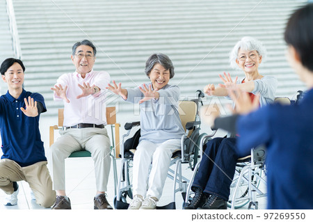 養老院有看護者做體操 資深形象 看護者 97269550
