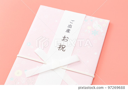 嬰兒禮物禮品信封粉紅色背景 97269688