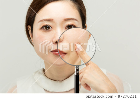 女人的皮膚被放大鏡放大。 97270211