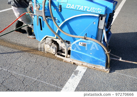 瀝青切割機切割鋪路工作 97270666