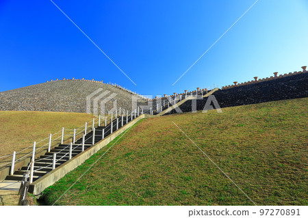 [Hyogo Prefecture] Goshikizuka Tumulus in fine weather 97270891