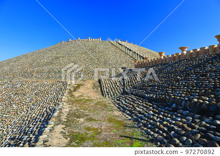 [Hyogo Prefecture] Goshikizuka Tumulus in fine weather 97270892