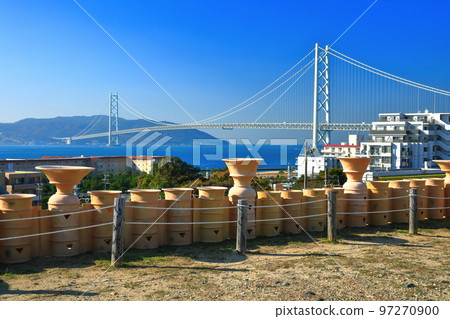 [Hyogo Prefecture] Akashi Kaikyo Bridge seen from the Goshikizuka Tumulus in fine weather 97270900