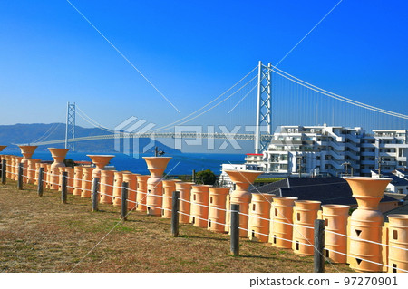 [Hyogo Prefecture] Akashi Kaikyo Bridge seen from the Goshikizuka Tumulus in fine weather 97270901