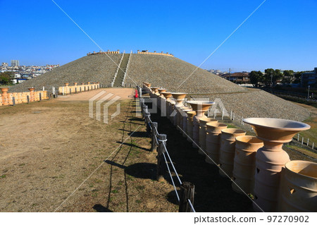 [Hyogo Prefecture] Goshikizuka Tumulus in fine weather 97270902