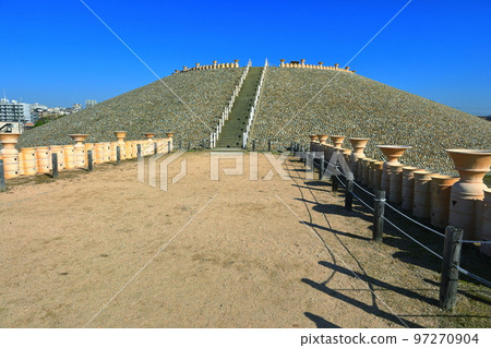 [Hyogo Prefecture] Goshikizuka Tumulus in fine weather 97270904
