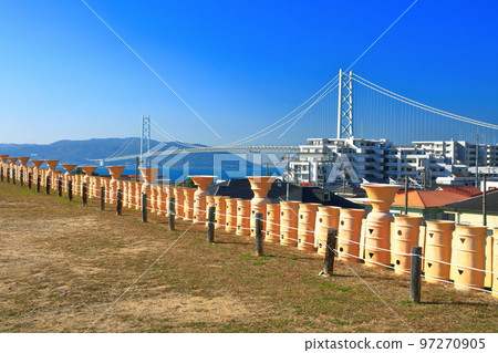 [Hyogo Prefecture] Akashi Kaikyo Bridge seen from the Goshikizuka Tumulus in fine weather 97270905