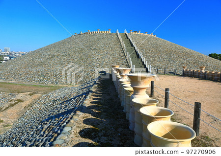 [Hyogo Prefecture] Goshikizuka Tumulus in fine weather 97270906