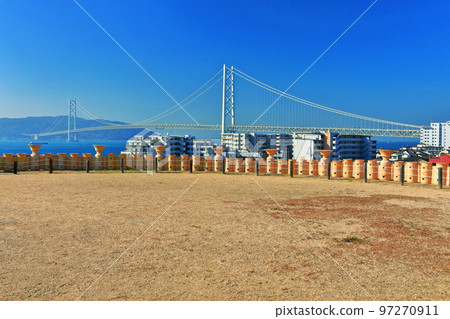 [Hyogo Prefecture] Akashi Kaikyo Bridge seen from the Goshikizuka Tumulus in fine weather 97270911