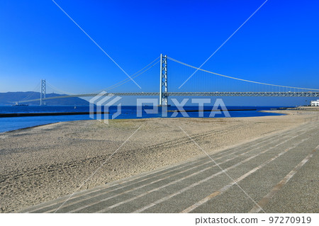 [兵庫縣]天氣晴朗的天青舞妓和明石海峽大橋 97270919