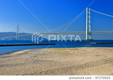 [兵庫縣]天氣晴朗的天青舞妓和明石海峽大橋 97270920