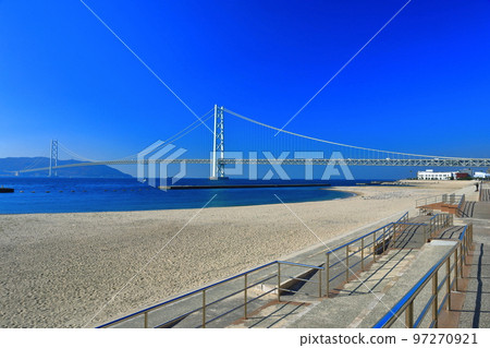 [兵庫縣]天氣晴朗的天青舞妓和明石海峽大橋 97270921