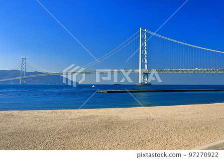 [兵庫縣]天氣晴朗的天青舞妓和明石海峽大橋 97270922