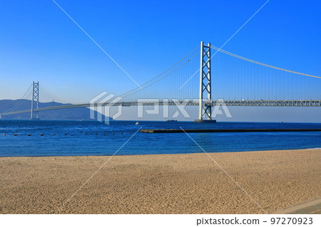 [兵庫縣]天氣晴朗的天青舞妓和明石海峽大橋 97270923