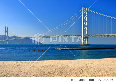 [兵庫縣]天氣晴朗的天青舞妓和明石海峽大橋 97270926