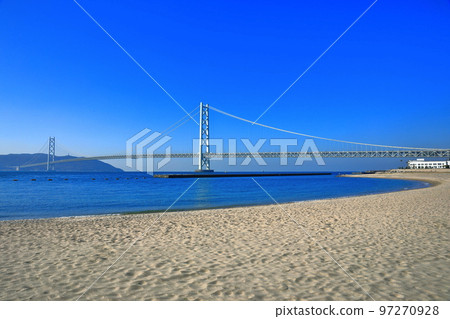 [兵庫縣]天氣晴朗的天青舞妓和明石海峽大橋 97270928