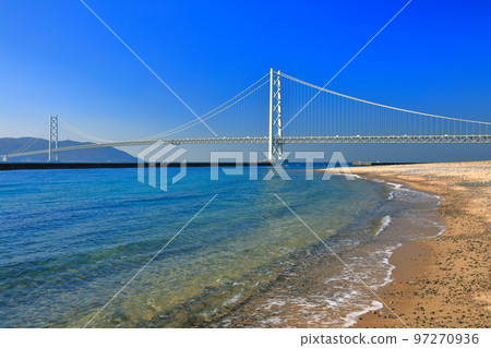 [兵庫縣]天氣晴朗的天青舞妓和明石海峽大橋 97270936