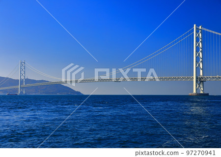 [Hyogo Prefecture] Azure Maiko and Akashi Kaikyo Bridge in fine weather 97270941
