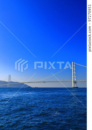 [兵庫縣]天氣晴朗的天青舞妓和明石海峽大橋 97270951