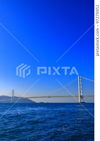 [兵庫縣]天氣晴朗的天青舞妓和明石海峽大橋 97270952