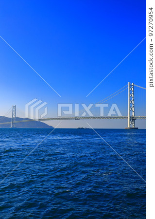 [Hyogo Prefecture] Azure Maiko and Akashi Kaikyo Bridge in fine weather 97270954