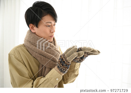 一個戴著圍巾和手套的年輕人 97271729