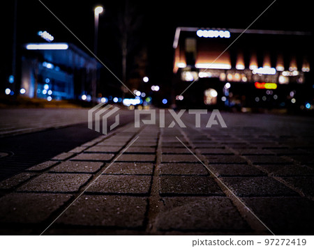 晚上在城市的街道 97272419