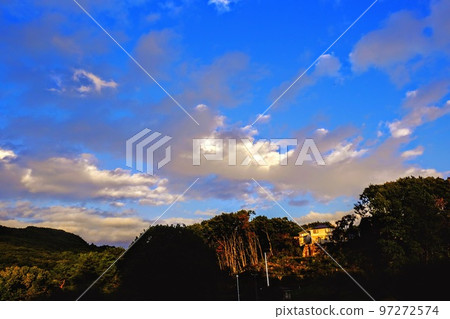 夕陽下的房子 夕陽下的房子 97272574