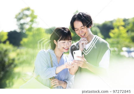 搜尋在智能手機的一對年輕夫婦 97272845