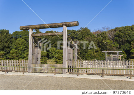 The three torii gates of Emperor Jimmu's Mausoleum [Mt. Unebi Tohoku Mausoleum] / Kashihara City, Nara Prefecture 97273648