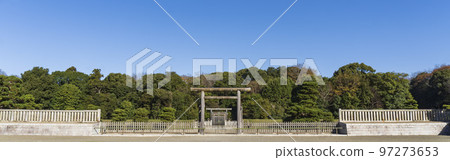 神武天皇陵的鳥居和柵欄 [東北東北陵] / 奈良縣橿原市 97273653