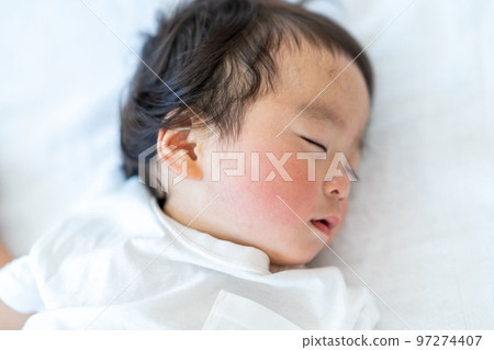 正在午睡的嬰兒。 正在午睡的嬰兒。 97274407